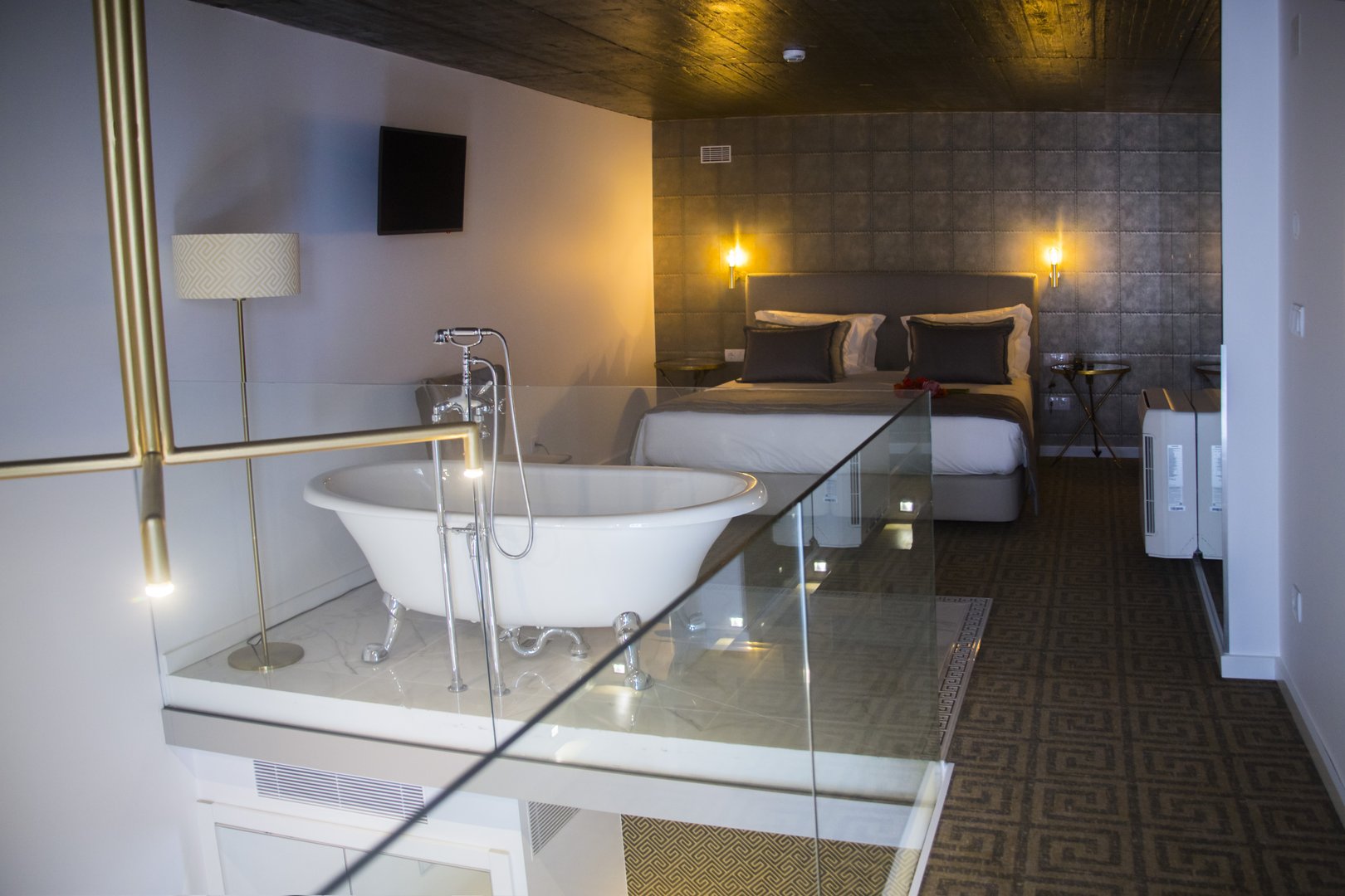 Suite Duplex, dispondo de banheira junto á cama King Size, composta por zona de estar privada, Mini bar, Maquina de Café. Ocupação de 2 a 4 pessoa.