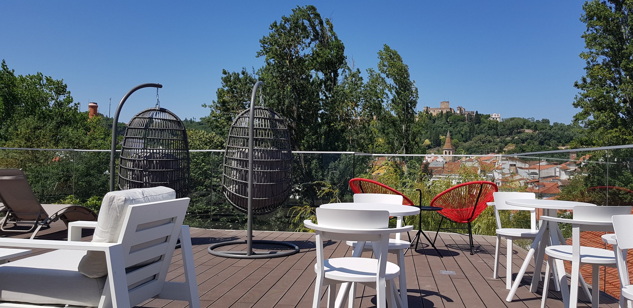 Do rooftop, à distância de um olhar pode contemplar a zona histórica da cidade templária, e apreciar a sua bebida.