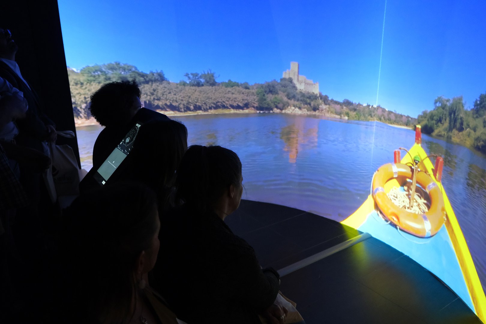 Através de um ecrã 180º, e com recurso a tecnologias inovadoras, a visita permite entrar no monumento.