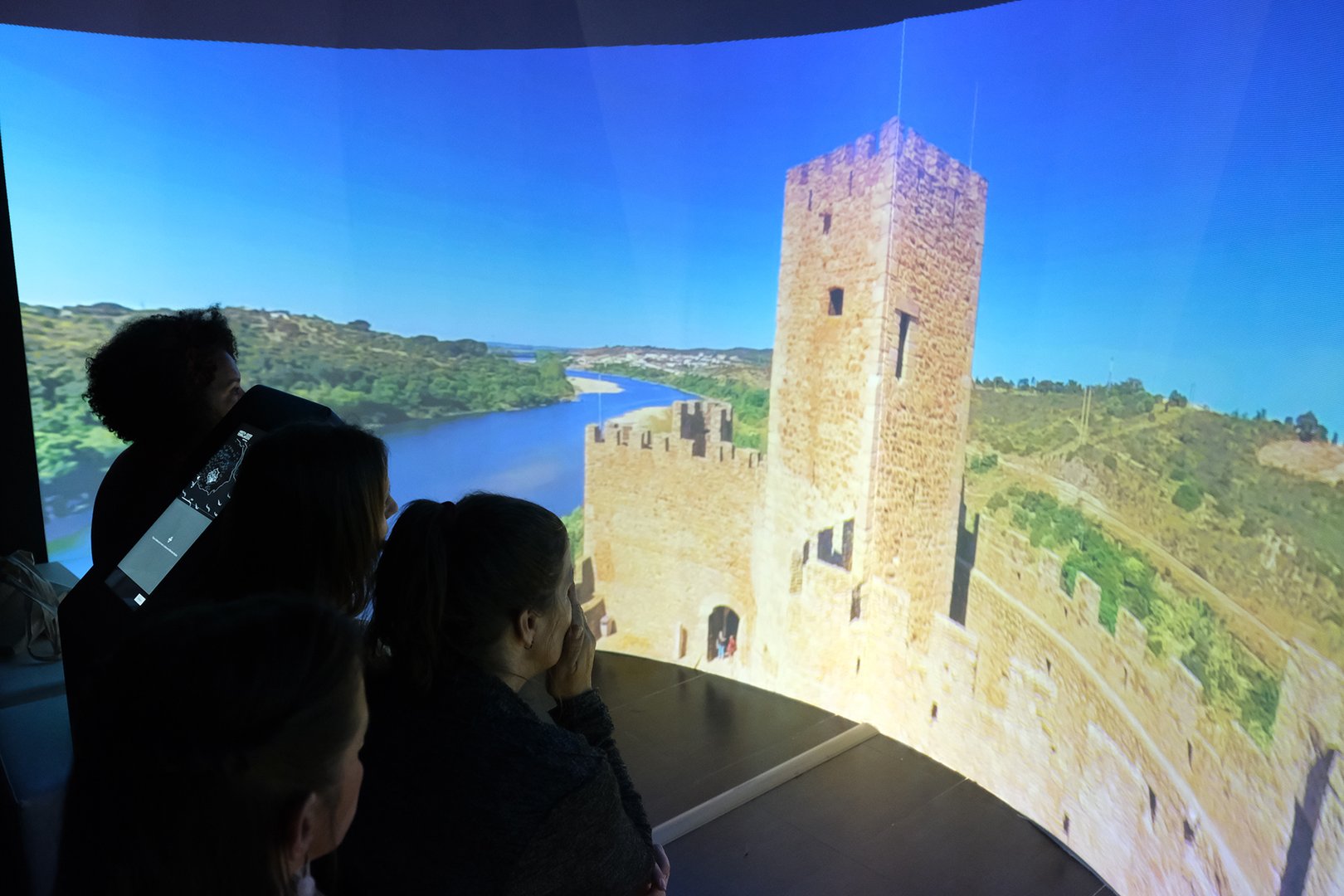 Através da visita fica-se a conhecer a história de Almourol, desde a sua fundação pelos Templários até à atualidade.