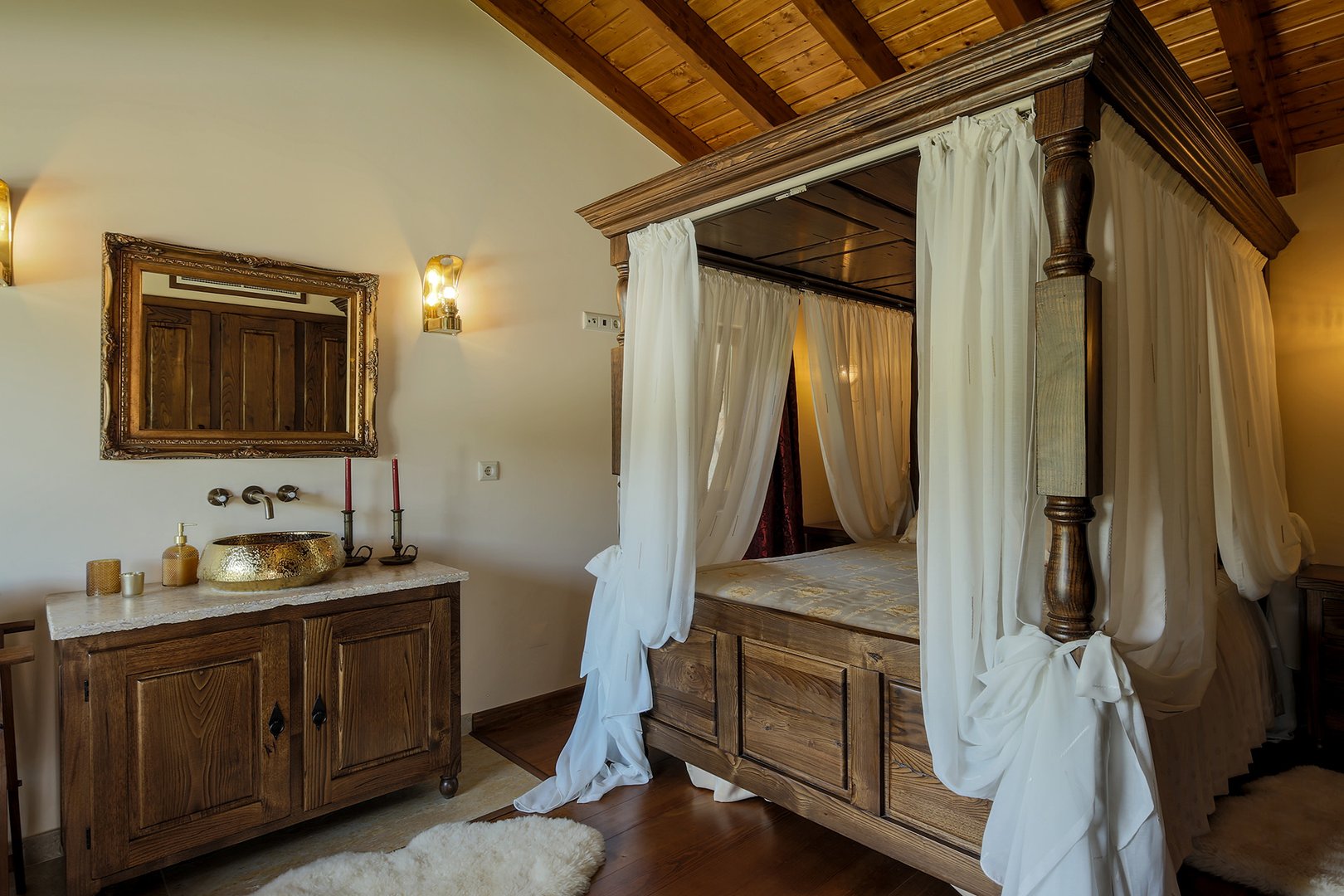 A casa Rainha Santa Isabel dispõe de uma magnífica cama com dossel, para além da sala de estar com salamandra e da banheira esculpida em pedra natural.