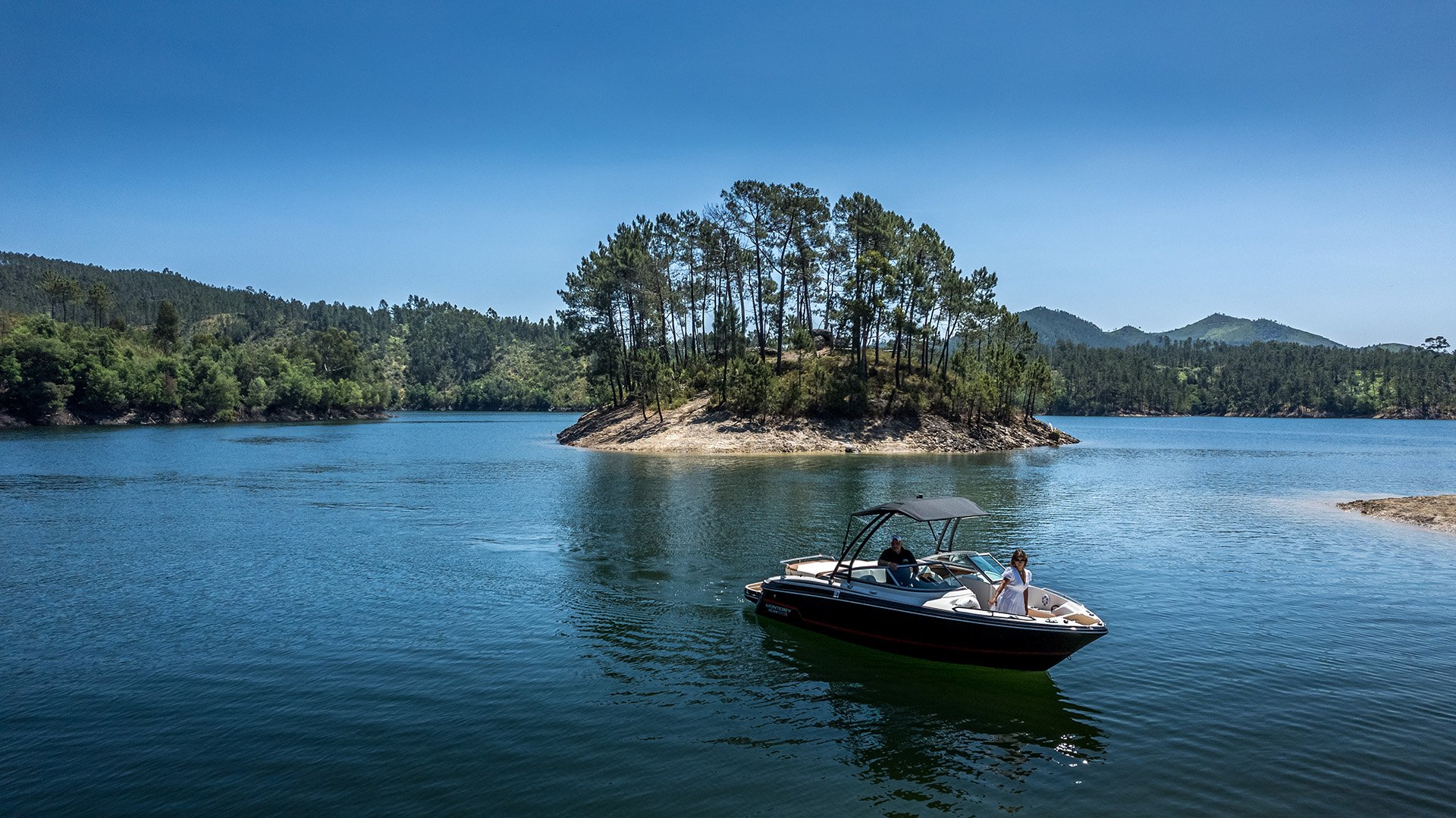 O Navegador é uma luxuosa e cómoda embarcação com capacidade para sete pessoas que permite a prática do Wakeboard e do Esqui Aquático. É uma das muitas actividades à disposição de quem visita o Reinado D. Dinis.