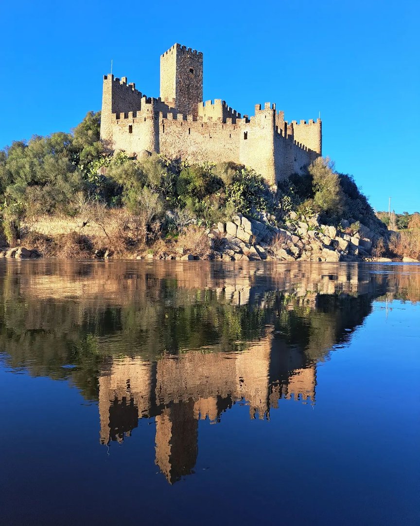 Visita al Castillo de Almourol, con una travesía en barco tradicional.