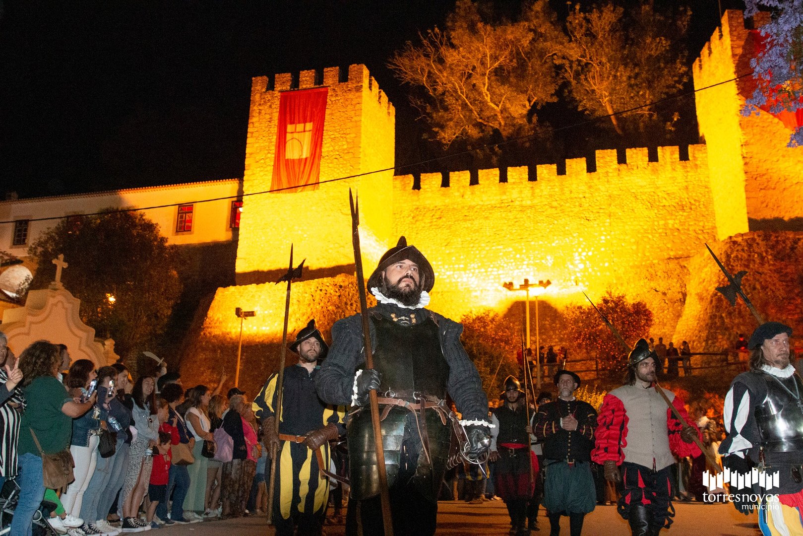 Desfile frente ao Castelo de Torres Novas