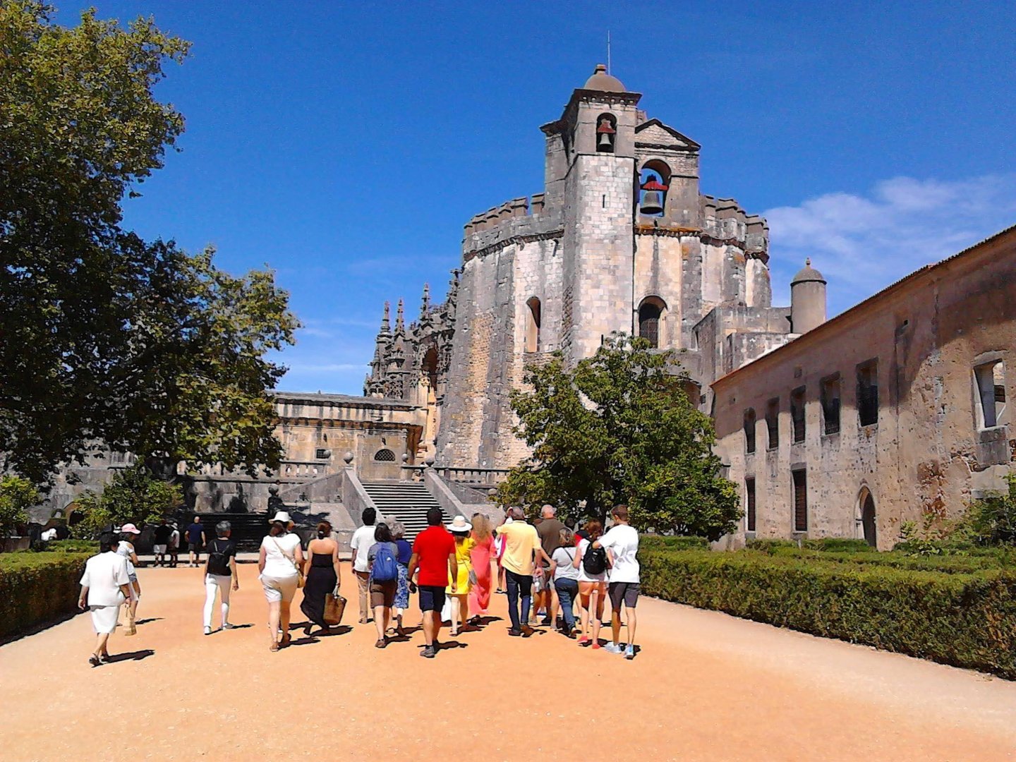 Avançando pela Praça de Armas do Castelo Templário de Tomar até à Rotunda Templária.