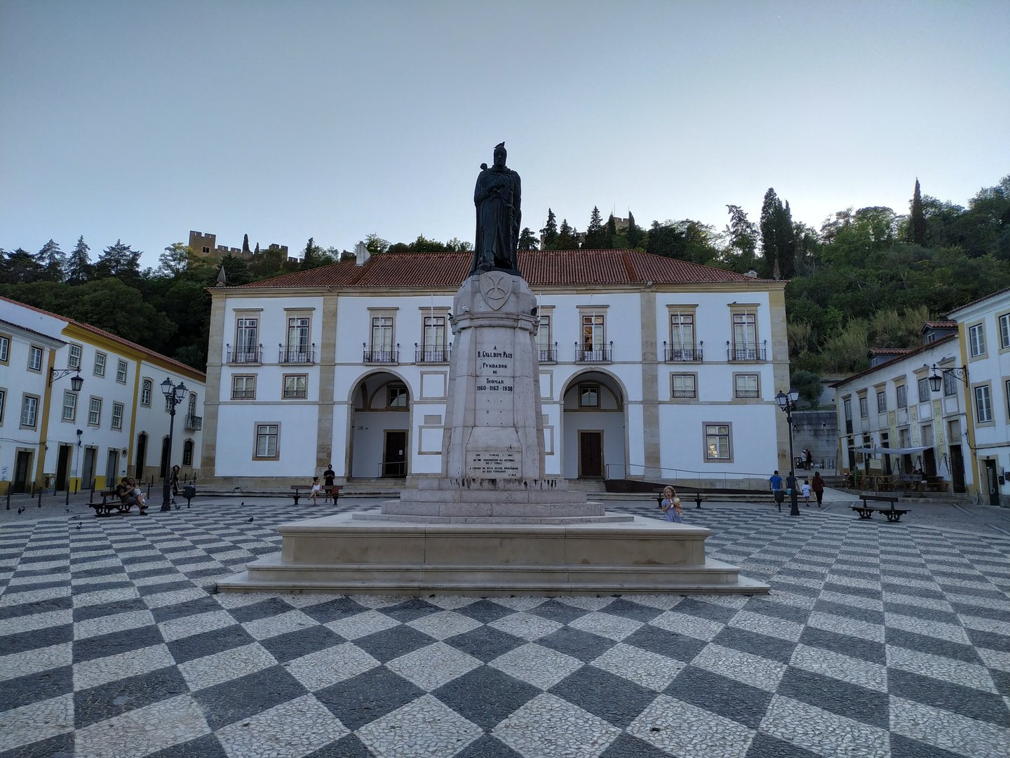 Plaza central de Tomar con la estatua de Dom Gualdim Pais, fundador de la ciudad.