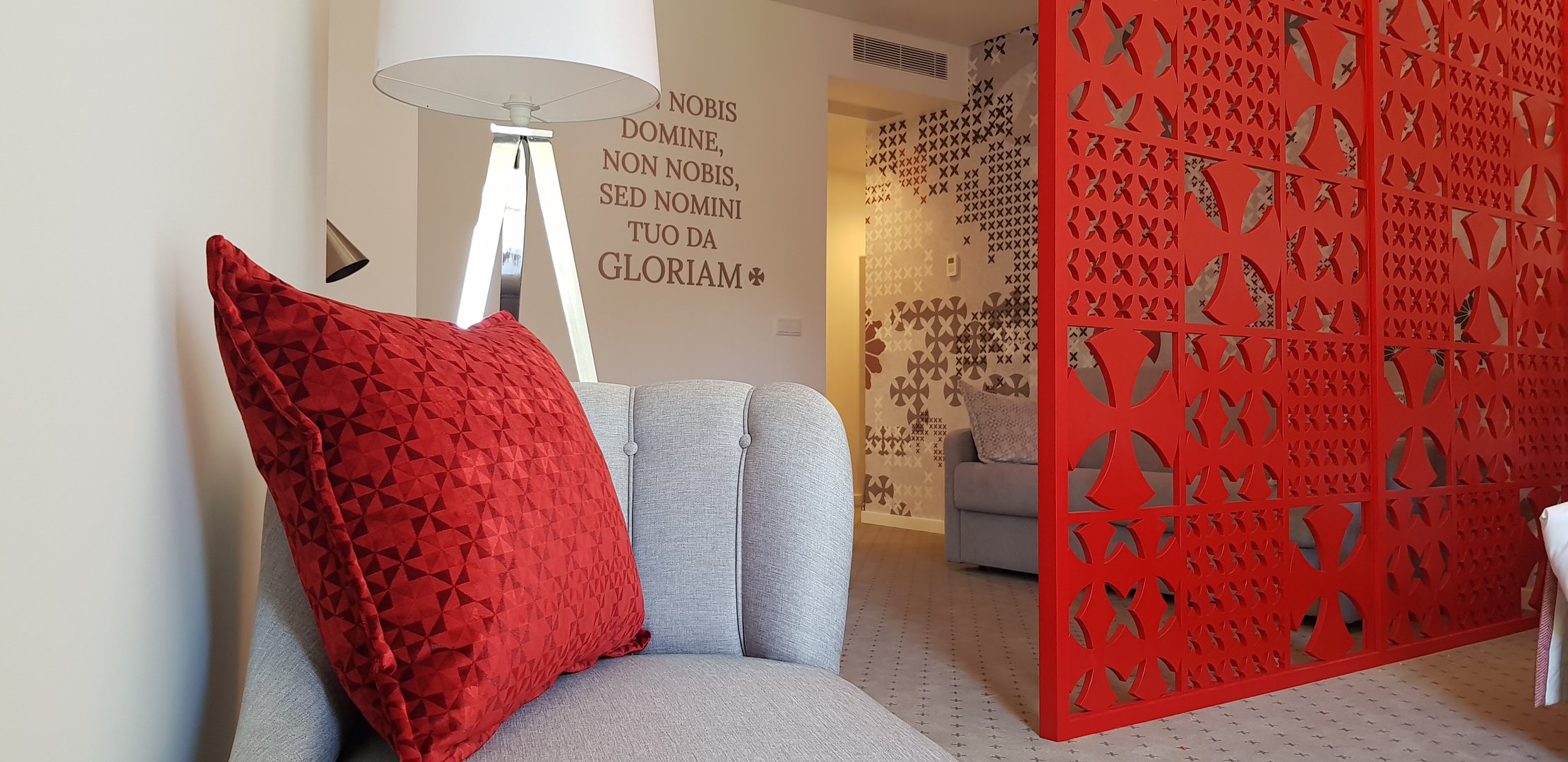 Foto da Suite, composta por zona de estar privada, cama King Size, Mini bar, Maquina de Café. Ocupação de 2 a 4 pessoa.